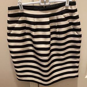 VGUC Banana Republic size 6 black/ivory tulip skirt with pockets